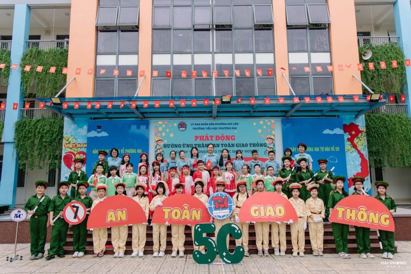 TRƯỜNG TIỂU HỌC PHƯƠNG MAI PH&Aacute;T ĐỘNG HƯỞNG ỨNG TH&Aacute;NG AN TO&Agrave;N GIAO TH&Ocirc;NG