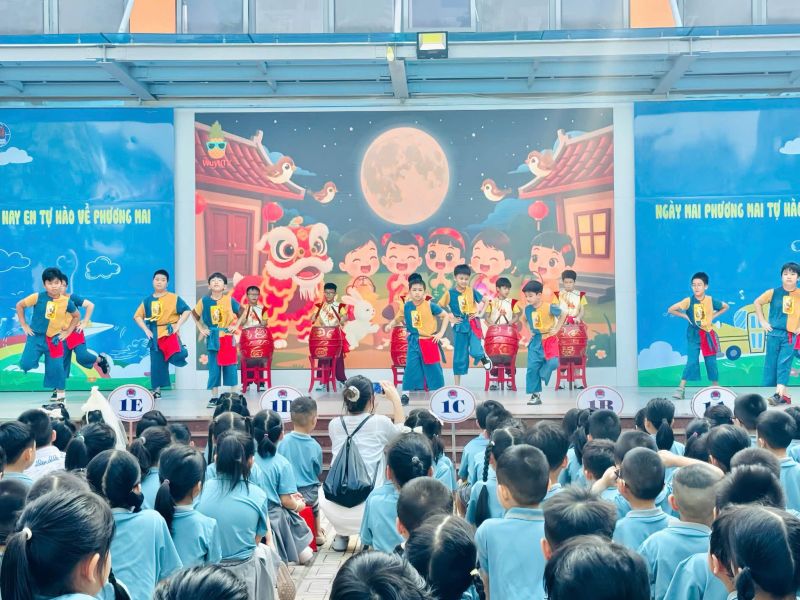 DƯỚI CỜ ĐỎ SAO V&Agrave;NG &ndash; Đ&Oacute;N M&Ugrave;A TRĂNG Y&Ecirc;U THƯƠNG